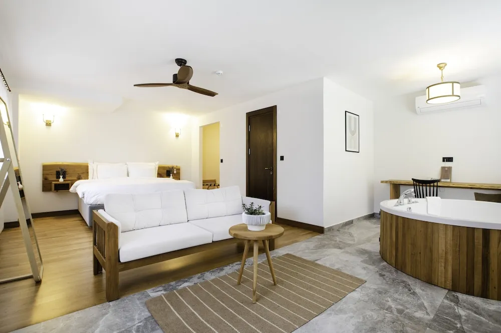 Junior Garden Suite with Hot Tub