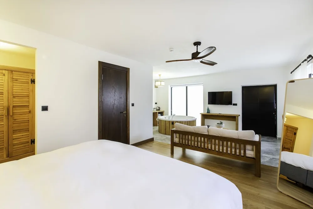 Junior Garden Suite with Hot Tub