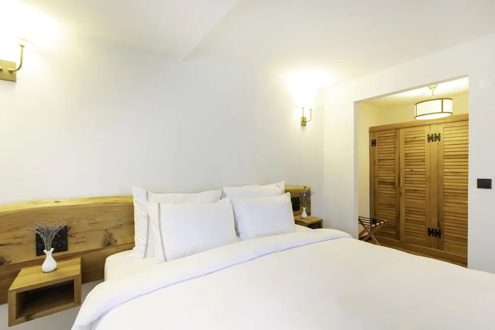 Junior Garden Suite with Hot Tub