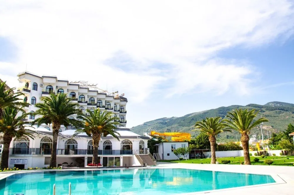 Serenita Beach Hotel