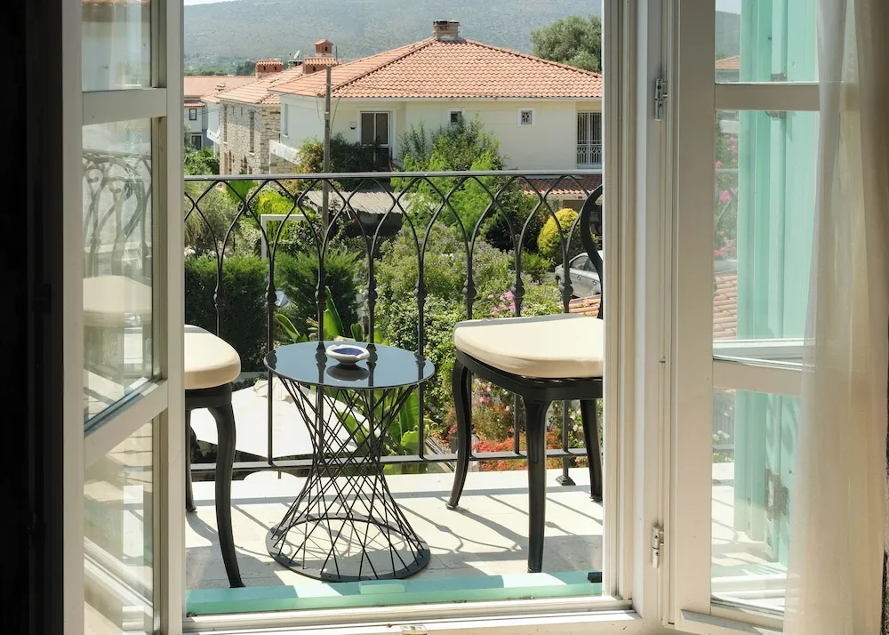 Consensus Balcony