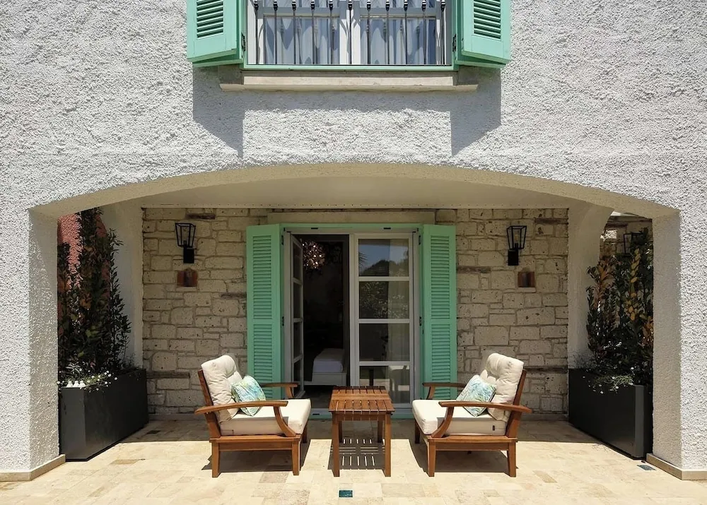 Antre Balcony