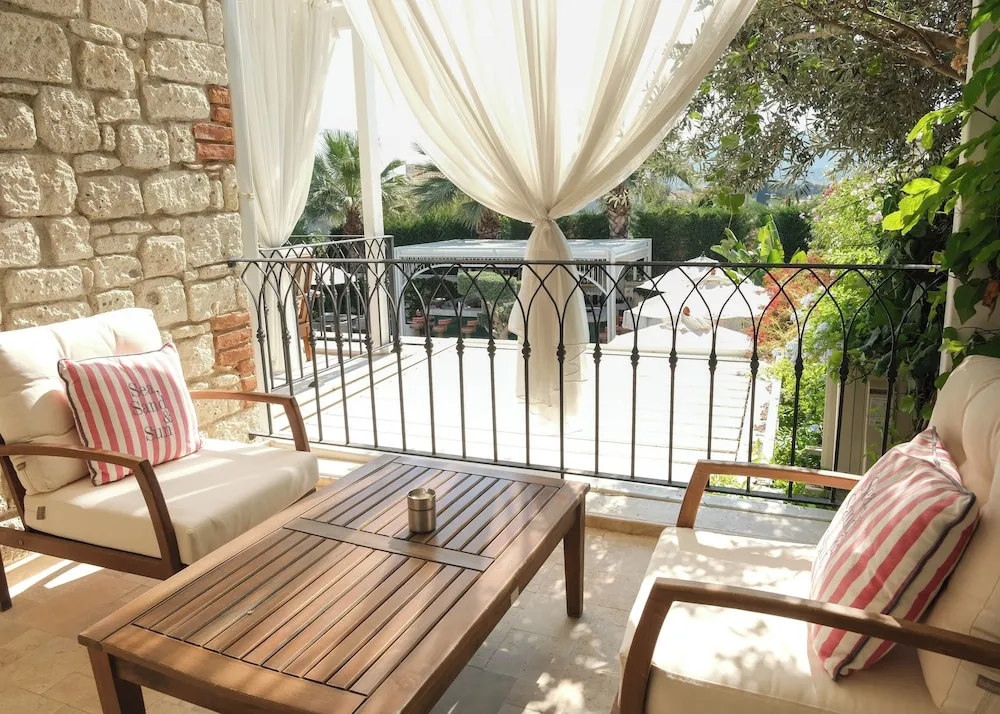Antre Balcony