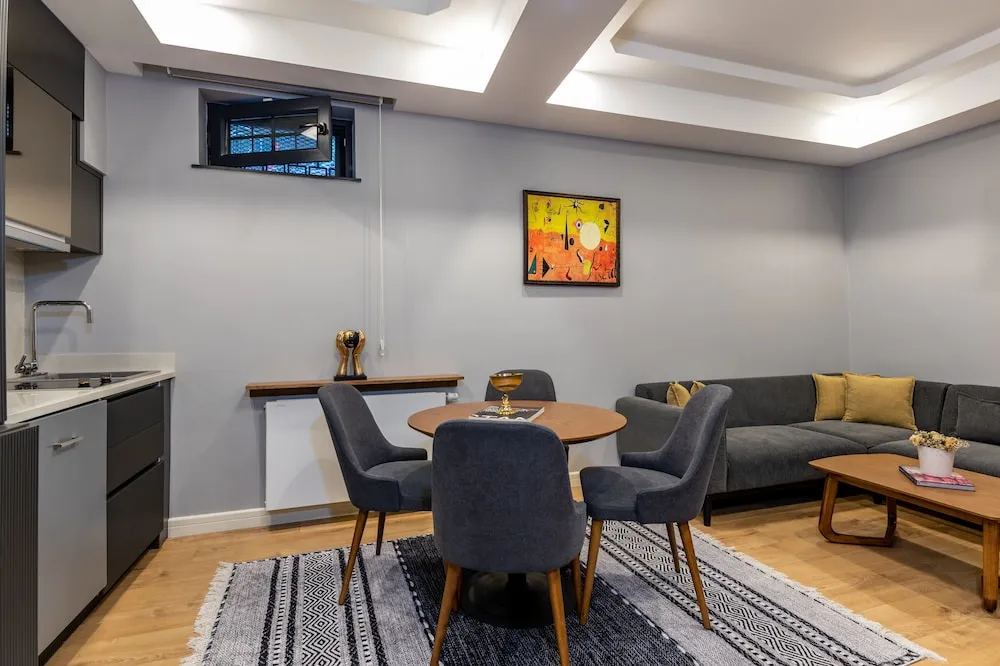 Grand Suite (Half Basement with 2 Small Windows)