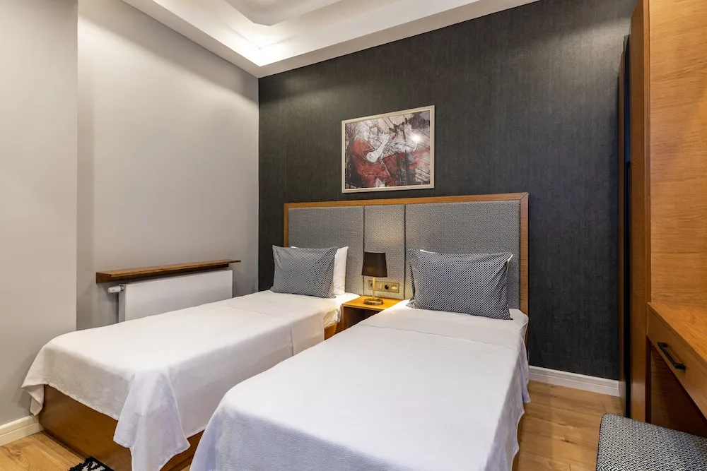 Grand Suite (Half Basement with 2 Small Windows)