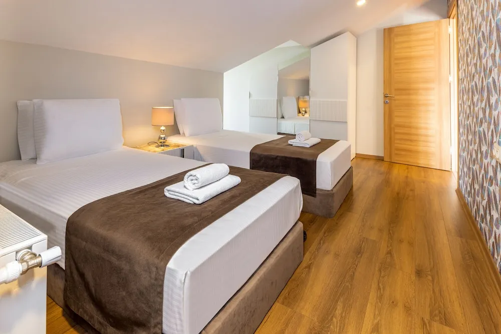Luxury Apart Daire, 3 Yatak Odası, Teras, Havuz Manzaralı