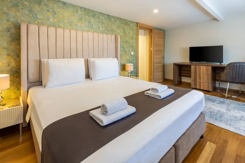 Luxury Apart Daire, 3 Yatak Odası, Teras, Havuz Manzaralı