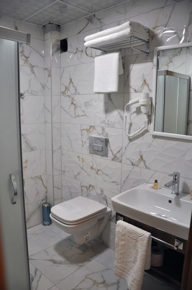 Basic Tek Büyük veya İki Ayrı Yataklı Oda