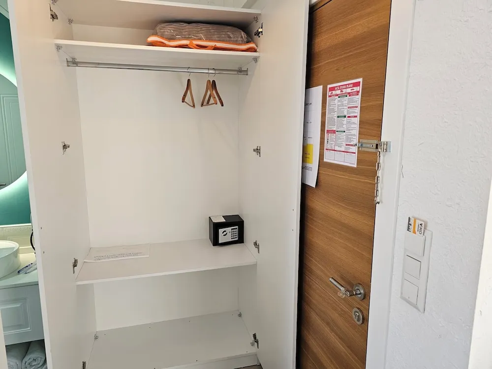 City Tek Büyük Yataklı Oda