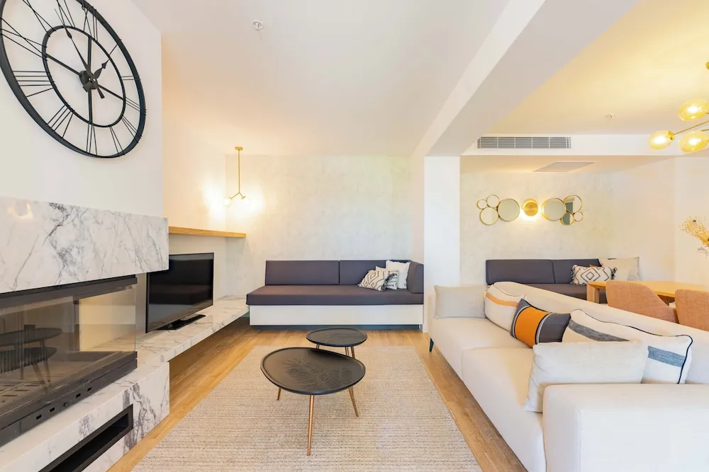 Family Villa, Köşe
