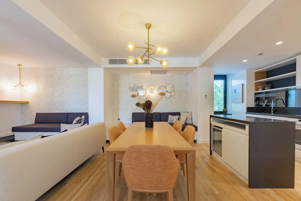 Family Villa, Köşe
