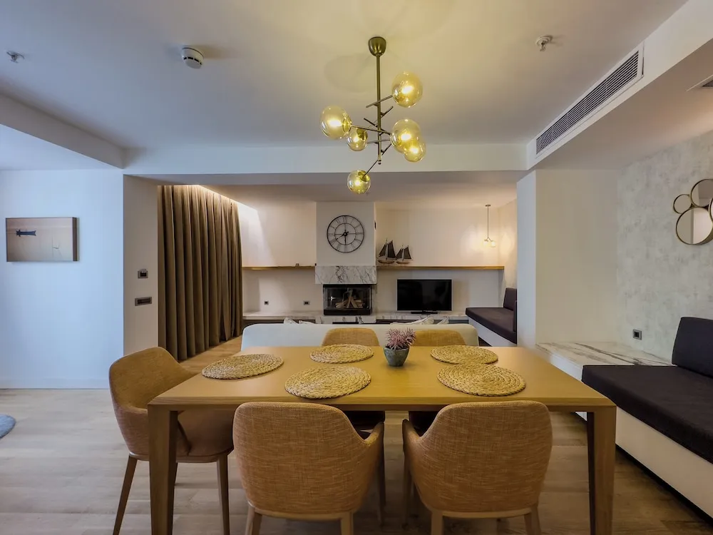 Family Villa, Köşe
