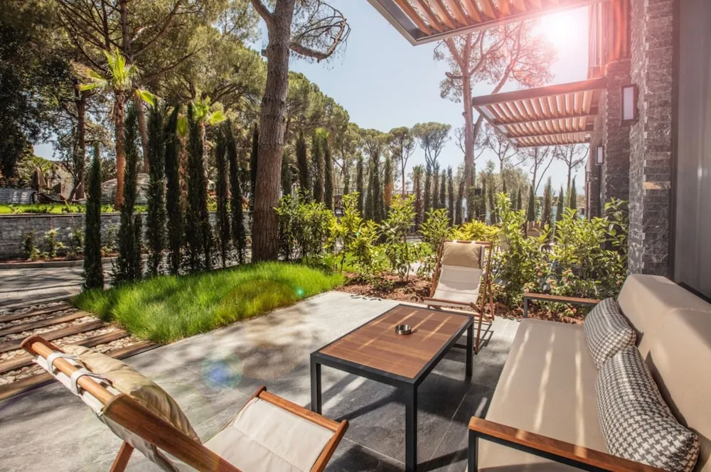 Large Deluxe Room with Garden Terrace