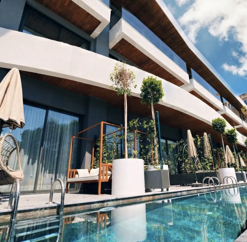 Comfort Room Main Building Swim Up (Only Adults)