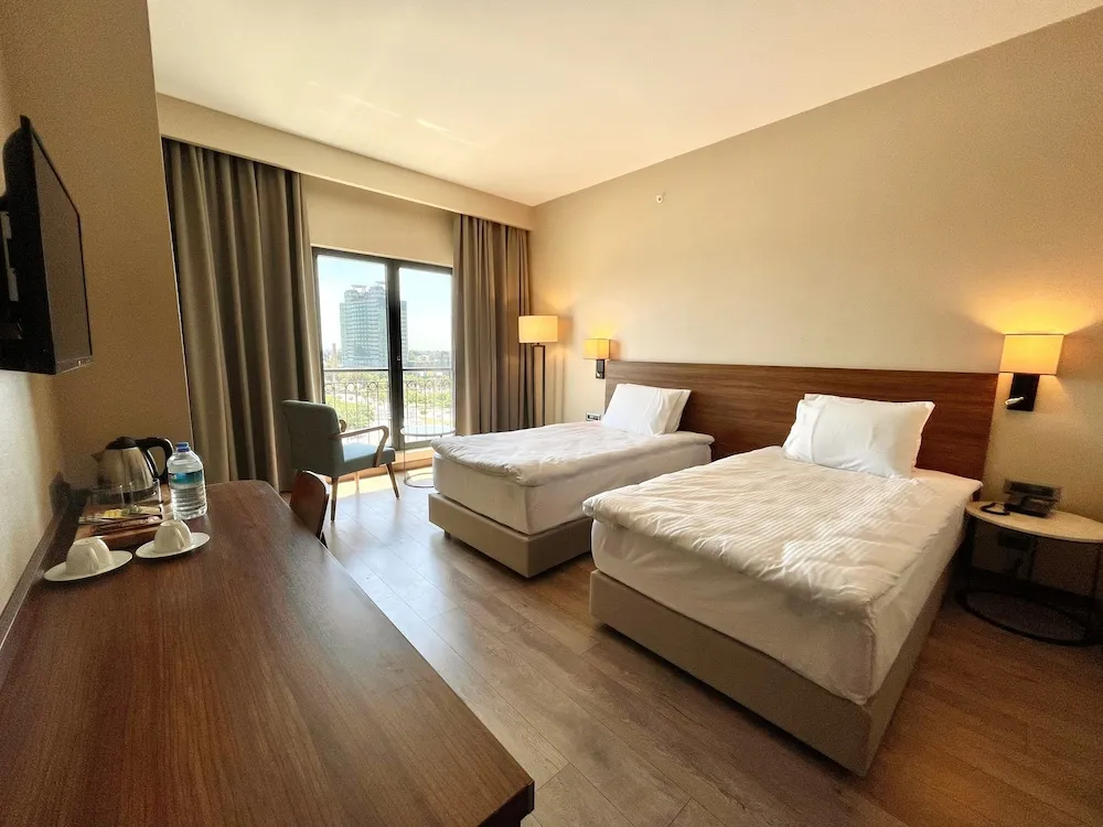 Şehir Manzaralı İki Ayrı Yataklı Oda