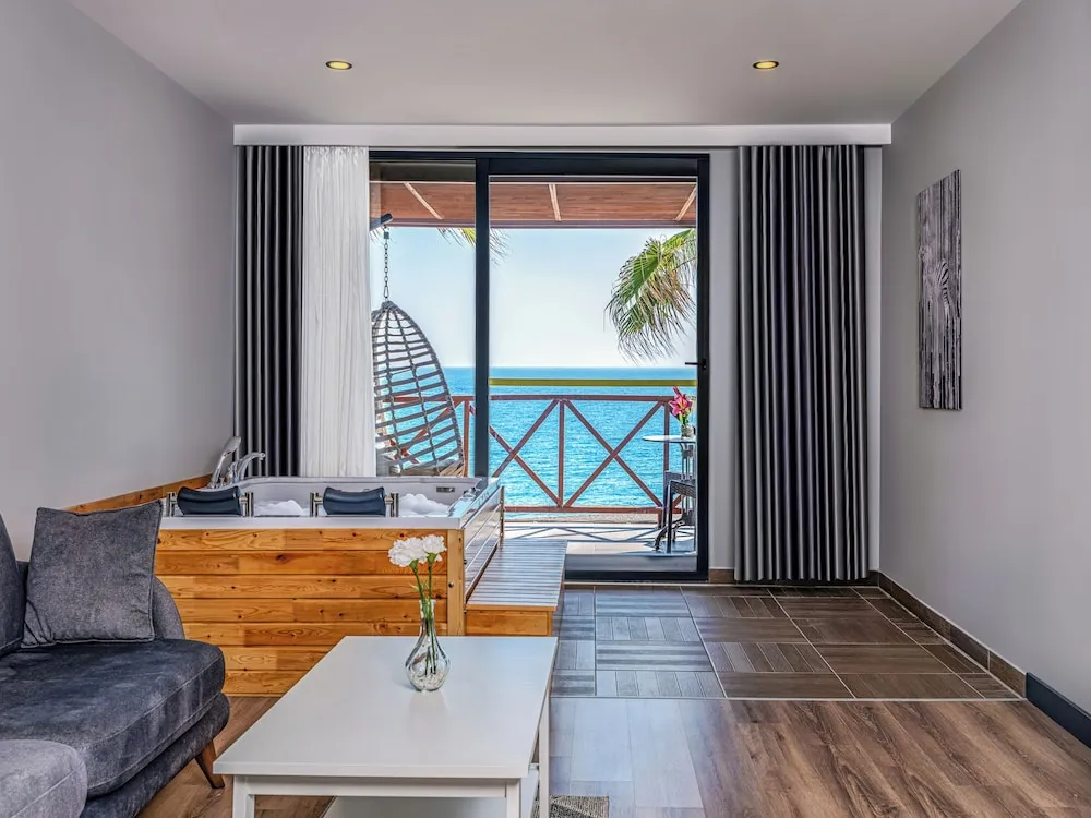 Romantic Oda, 1 Büyük (Queen) Boy Yatak, Sıcak Su Küveti, Deniz Manzaralı