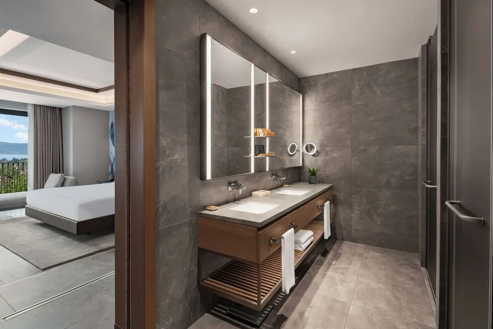 Honeymoon Suite