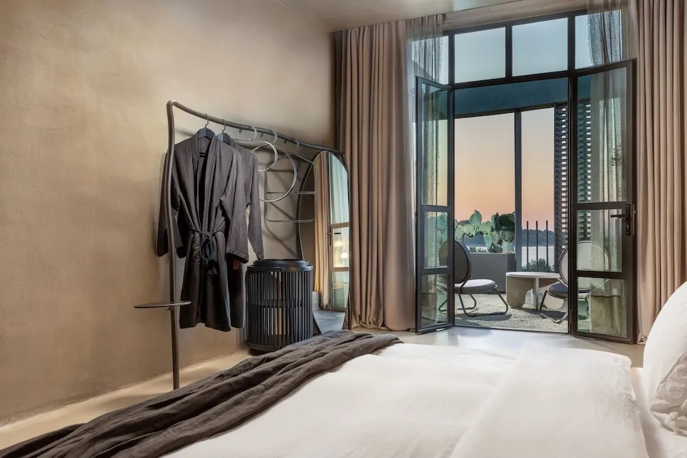 Deluxe Sea Room