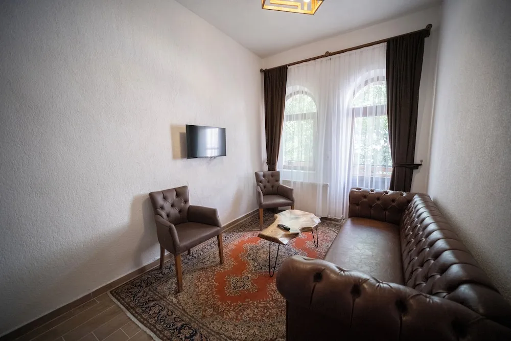 Deluxe Art Double Room With Balcony (Garden View)