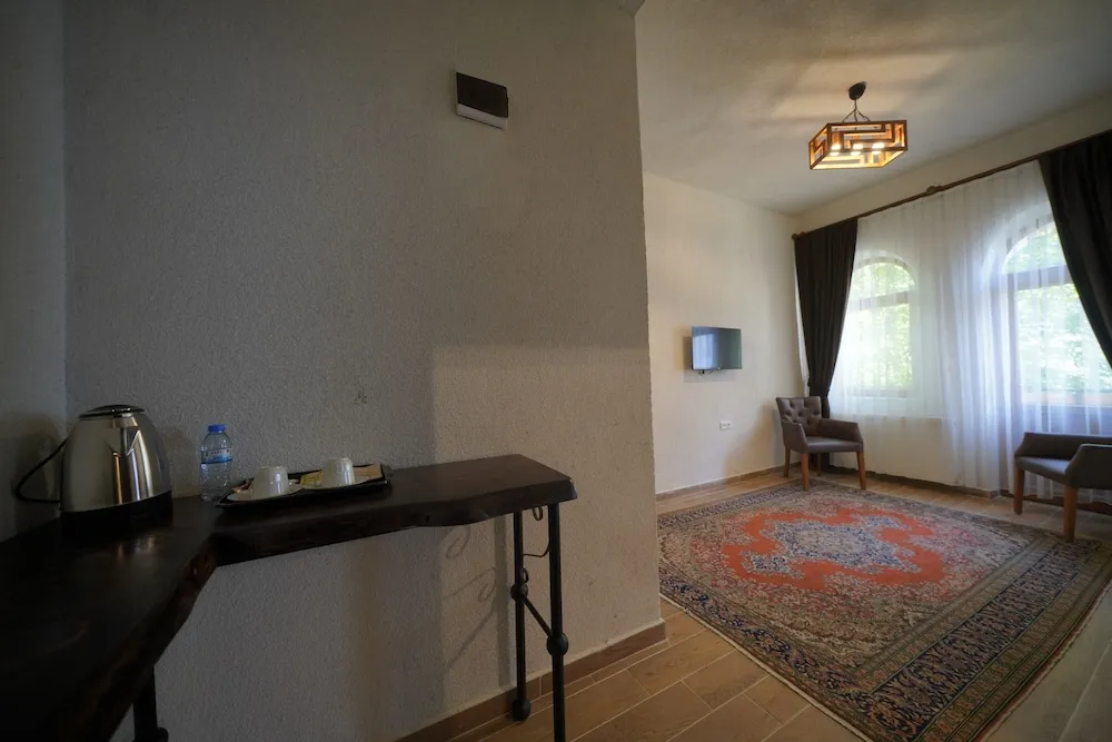 Deluxe Art Double Room With Balcony (Garden View)