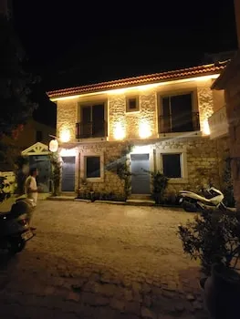 Paris Alaçatı Butik Otel