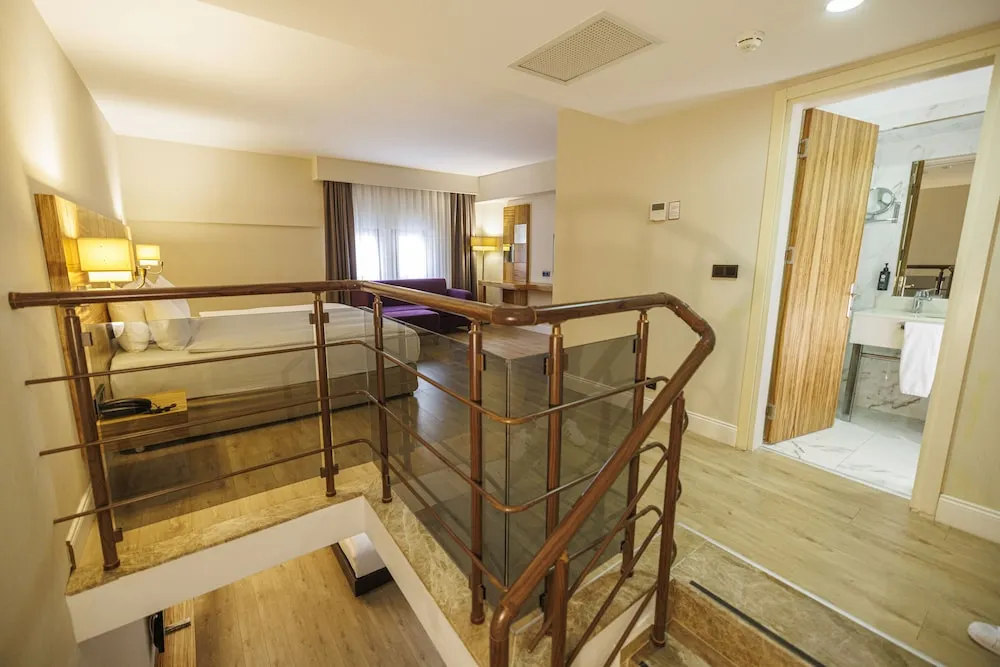 Dubleks, Sigara İçilmez (1 Queen Bed, 3 Single Beds, Suite)