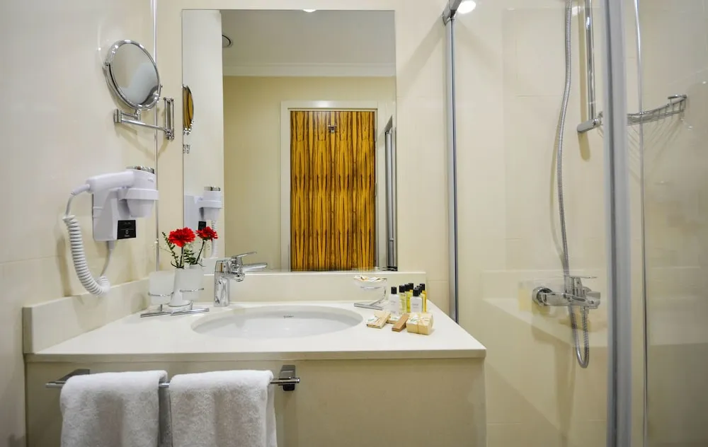 Standard Oda, Sigara İçilmez (3 Twin or 1 French Bed and 1 Single)