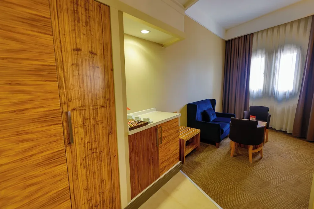 Junior Süit, Sigara İçilmez (1 Queen Bed, 2 Single Beds)