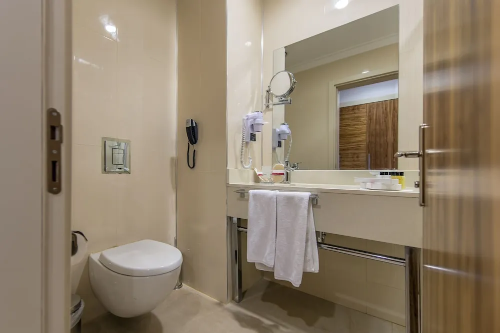 Junior Süit, Sigara İçilmez (1 Queen Bed, 2 Single Beds)