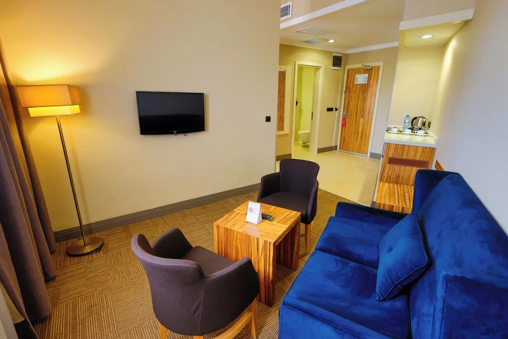 Junior Süit, Sigara İçilmez (1 Queen Bed, 2 Single Beds)