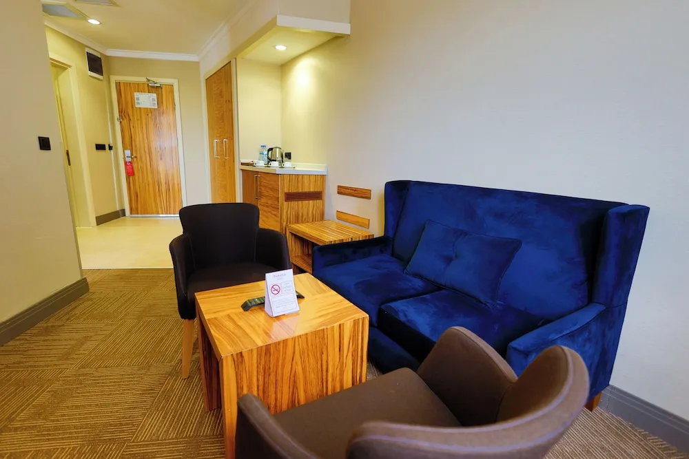 Junior Süit, Sigara İçilmez (1 Queen Bed, 2 Single Beds)