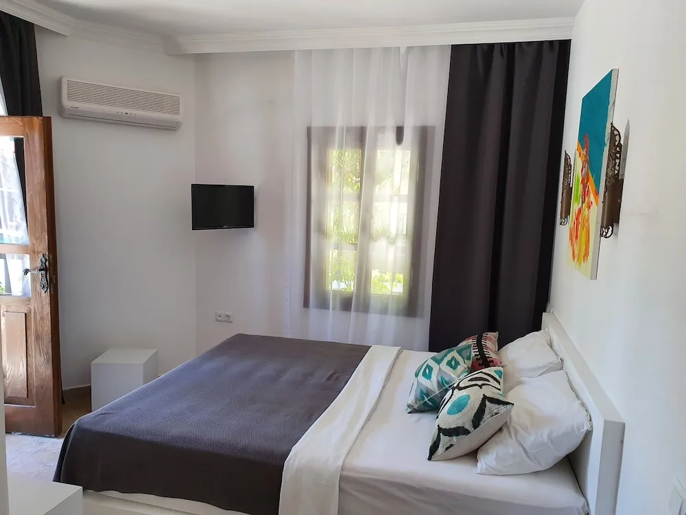 Honeymoon Tek Büyük Yataklı Oda, Havuz Manzaralı