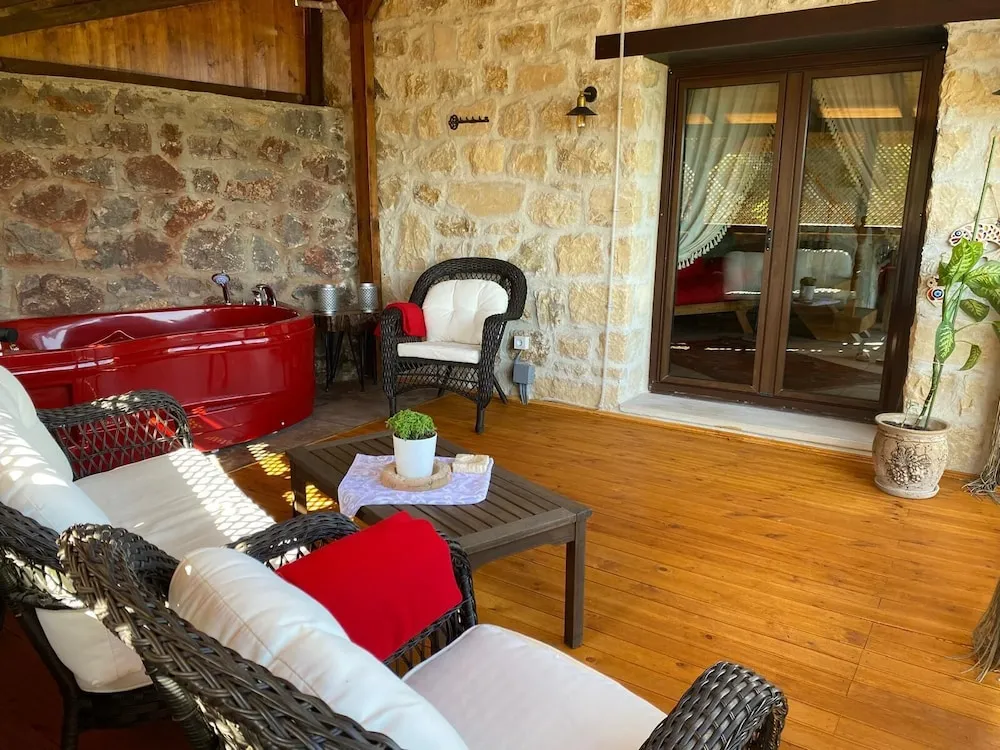 Villa, Nehir Manzaralı, Bahçeli