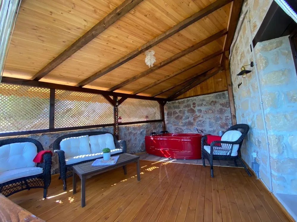Villa, Nehir Manzaralı, Bahçeli