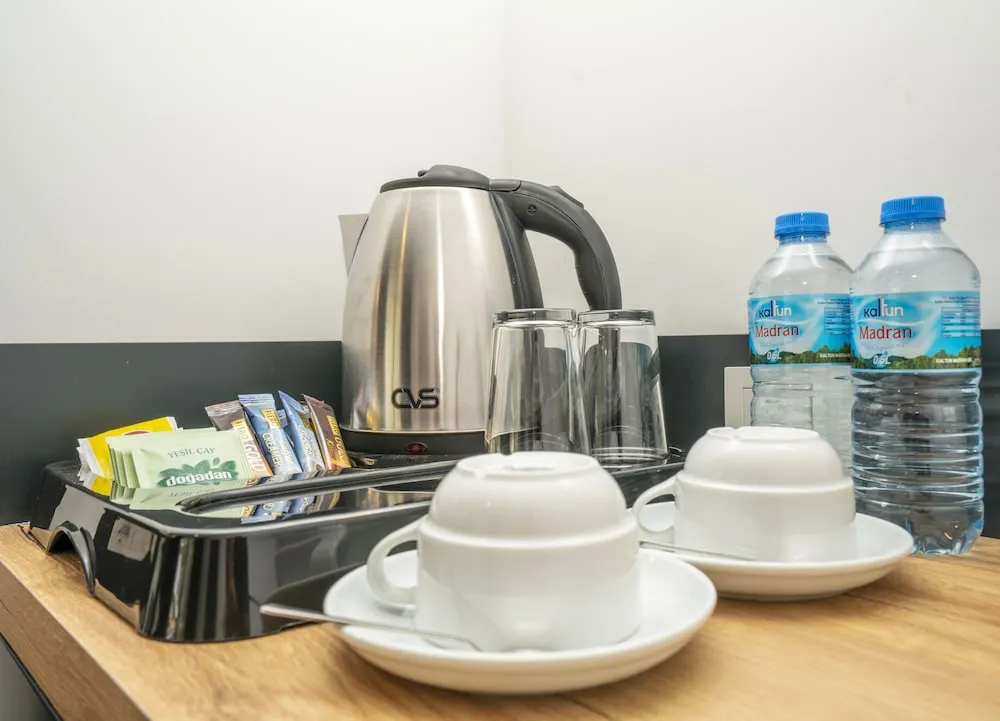 Deluxe Cift Kisilik Yatakli Oda,Bahce ve Kismi Havuz Manzarali