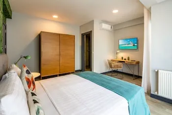 Green Parrot Hotel