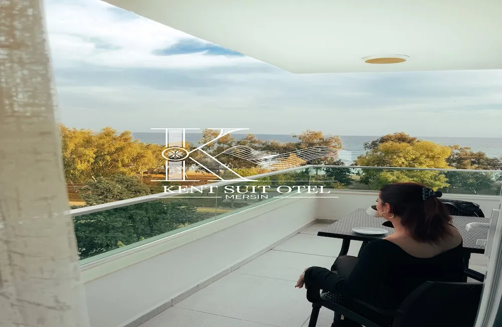 Deluxe Suite Sea View with Balcony