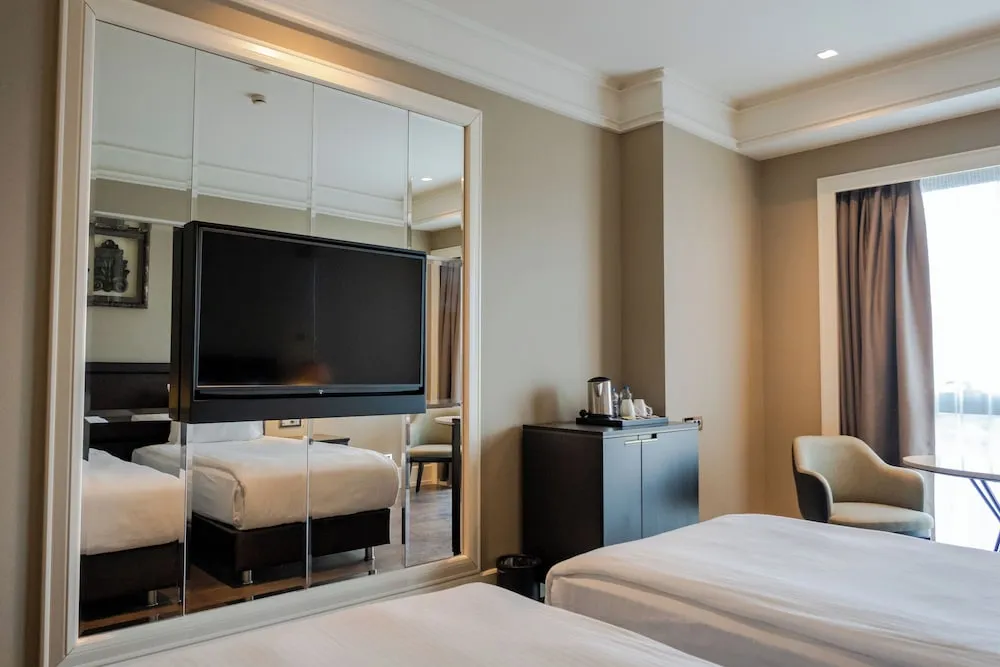 Superior Twin Room with City View