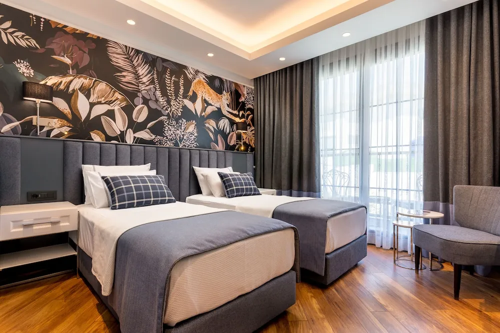 Deluxe Tek Büyük Yataklı ve Balkonlu Oda