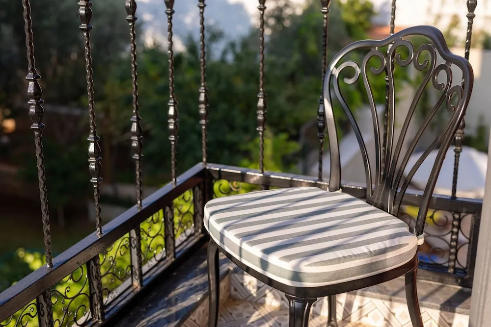 Deluxe Tek Büyük Yataklı ve Balkonlu Oda