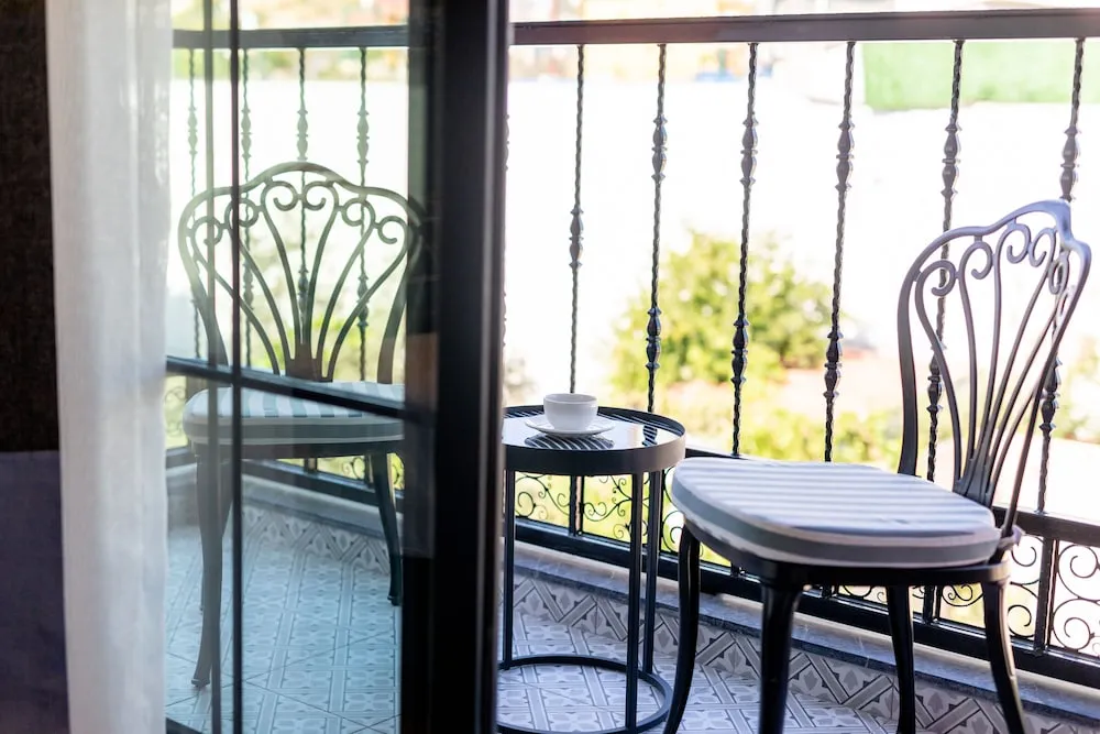 Deluxe Tek Büyük Yataklı ve Balkonlu Oda