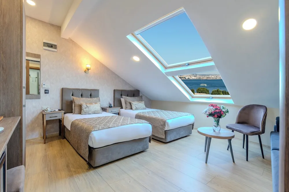 Deniz Manzarali Deluxe Tek Büyük veya İki Ayrı Yataklı Oda