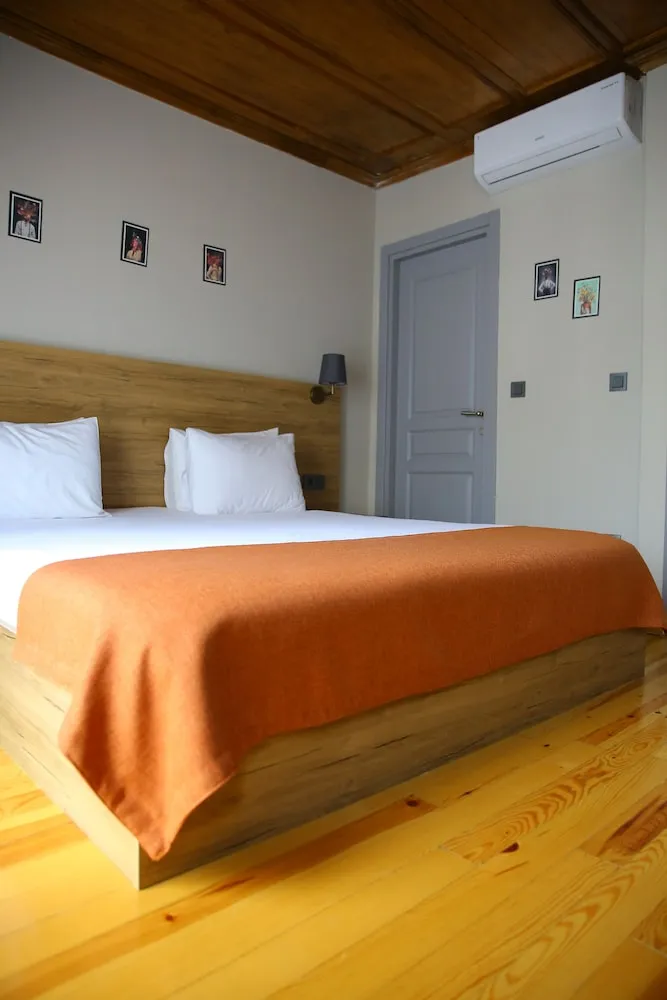 Standard Oda, 1 Büyük (Queen) Boy Yatak, Sigara İçilmez, Balkon