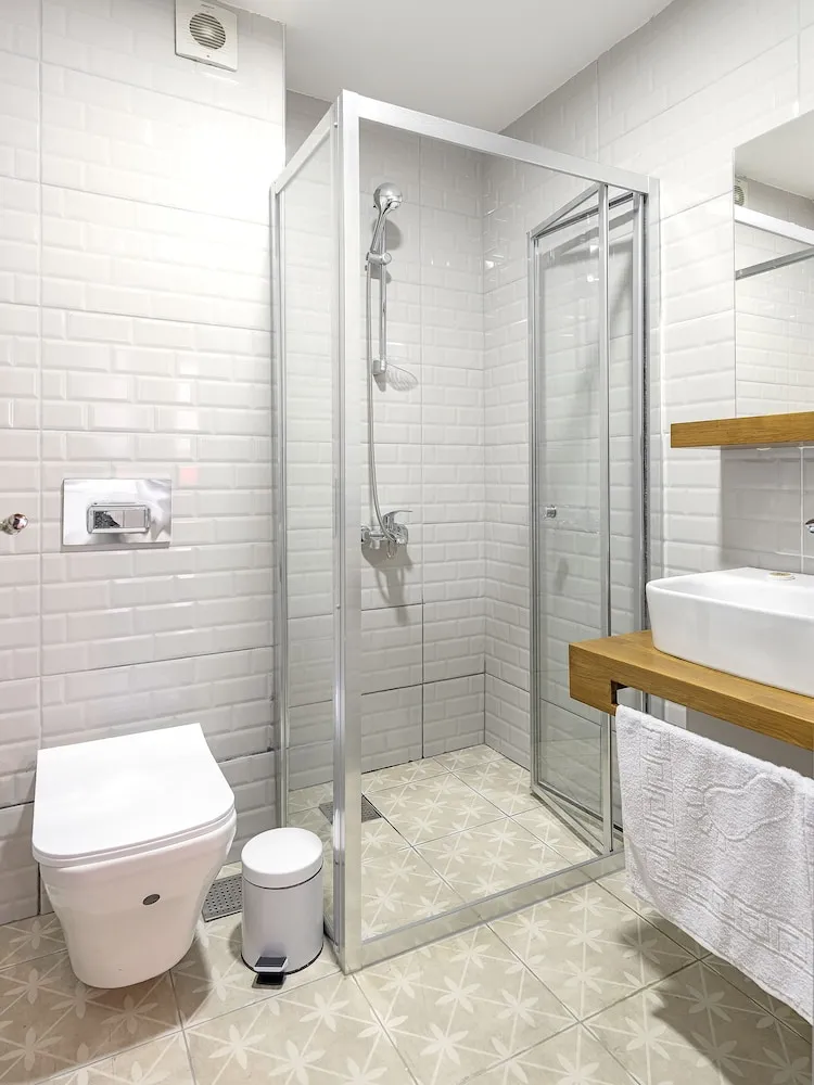 Standard Oda, 1 Büyük (Queen) Boy Yatak, Sigara İçilmez, Balkon