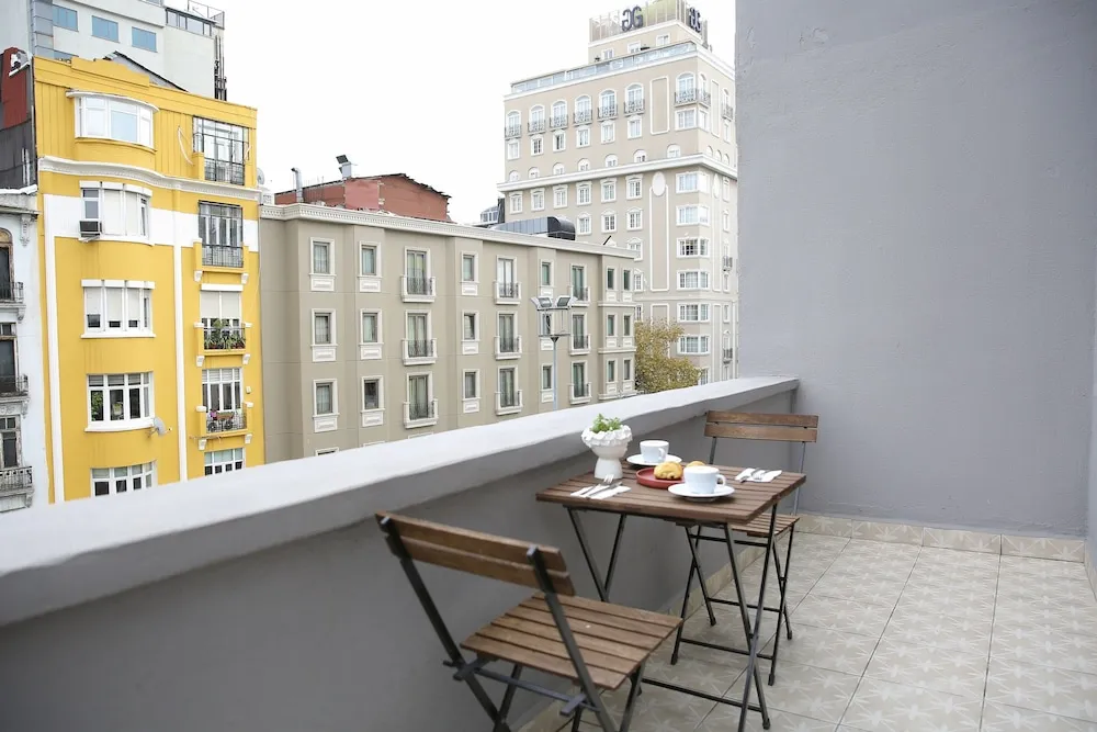 Standard Oda, 1 Büyük (Queen) Boy Yatak, Sigara İçilmez, Balkon