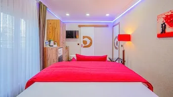 Dolphin Boutique Hotel & Restaurant