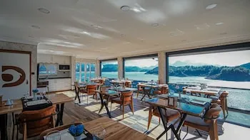 Dolphin Boutique Hotel & Restaurant