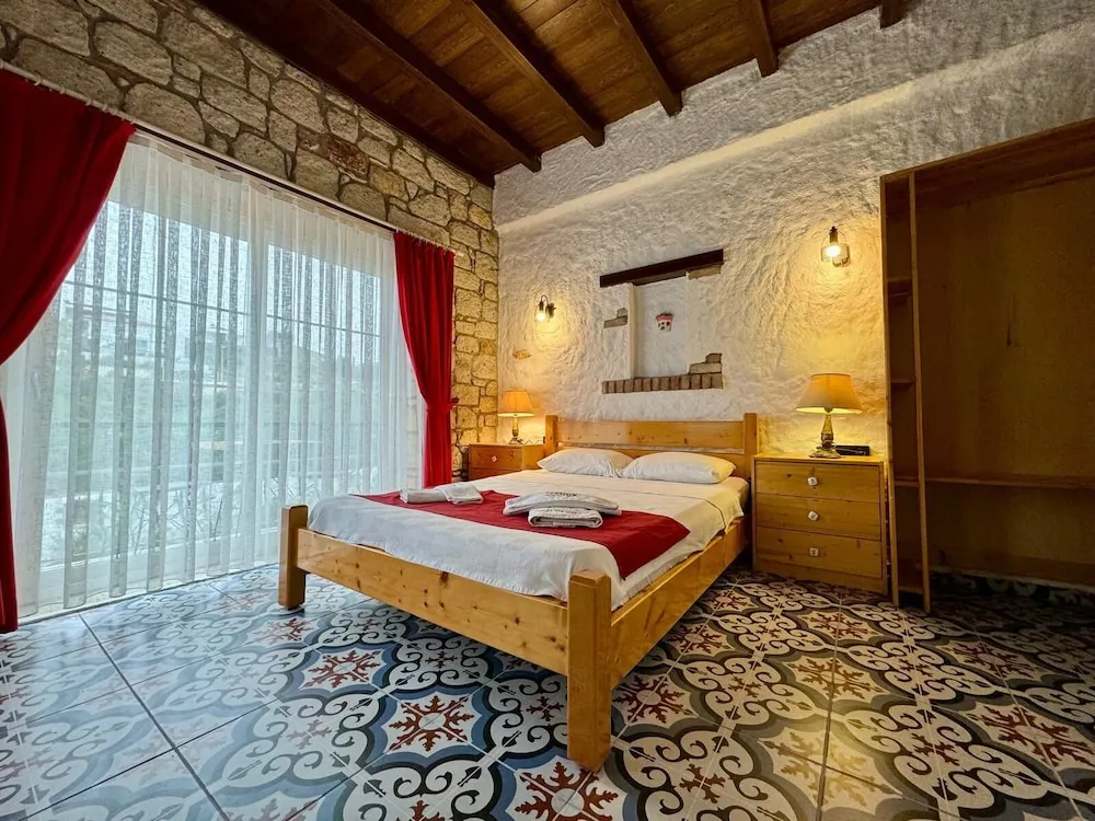 Deluxe Tek Büyük Yataklı Oda, Sigara İçilmez, Havuz Manzaralı