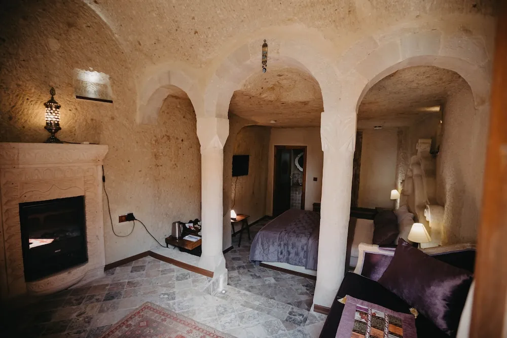 104 - EARTHENWARE CAVE SUITE