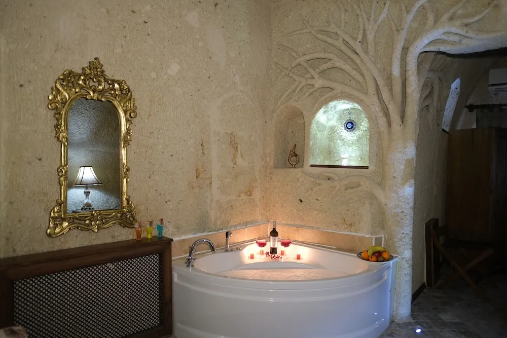 103 - TREE CAVE SUITE